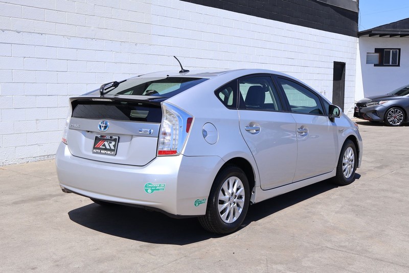 Toyota Prius Plug-In Vehicle Full-screen Gallery Image 05