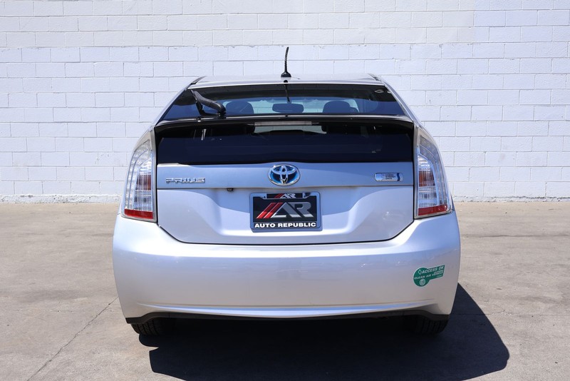 Toyota Prius Plug-In Vehicle Full-screen Gallery Image 06