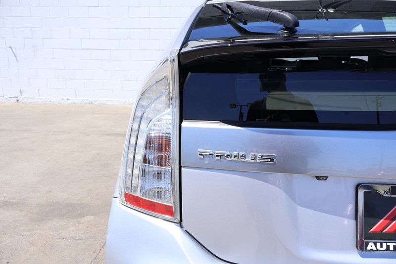 Toyota Prius Plug-In Vehicle Full-screen Gallery Image 07