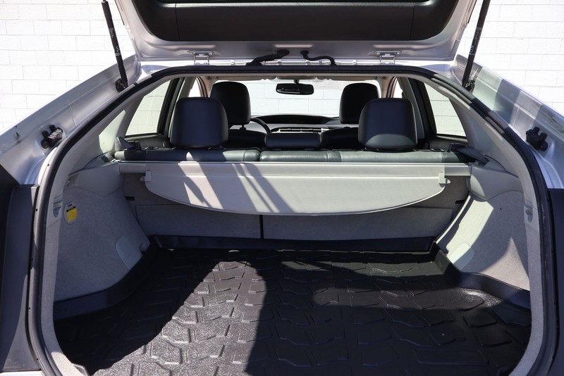Toyota Prius Plug-In Vehicle Full-screen Gallery Image 08