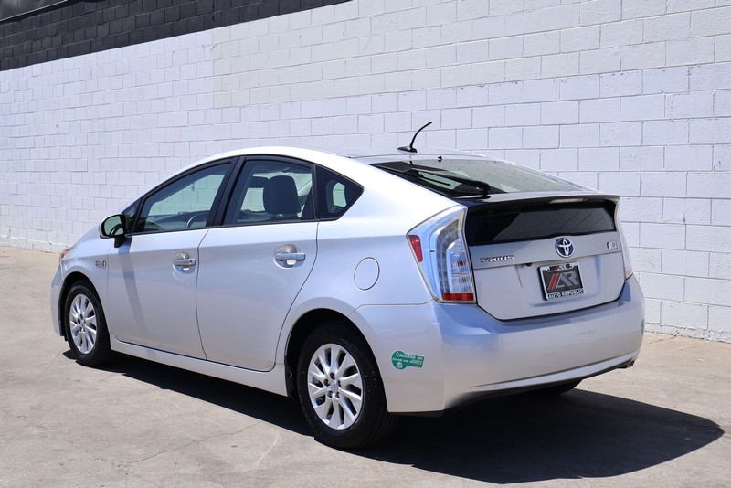 Toyota Prius Plug-In Vehicle Full-screen Gallery Image 09