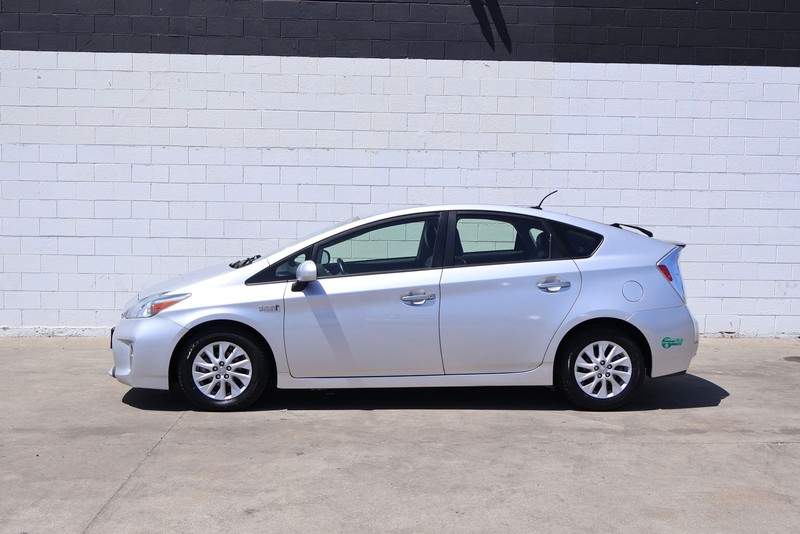 Toyota Prius Plug-In Vehicle Full-screen Gallery Image 10