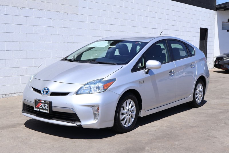 Toyota Prius Plug-In Vehicle Full-screen Gallery Image 11