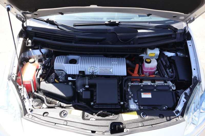 Toyota Prius Plug-In Vehicle Full-screen Gallery Image 12