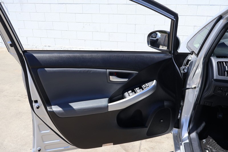 Toyota Prius Plug-In Vehicle Full-screen Gallery Image 14