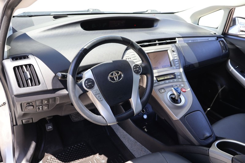 Toyota Prius Plug-In Vehicle Full-screen Gallery Image 15