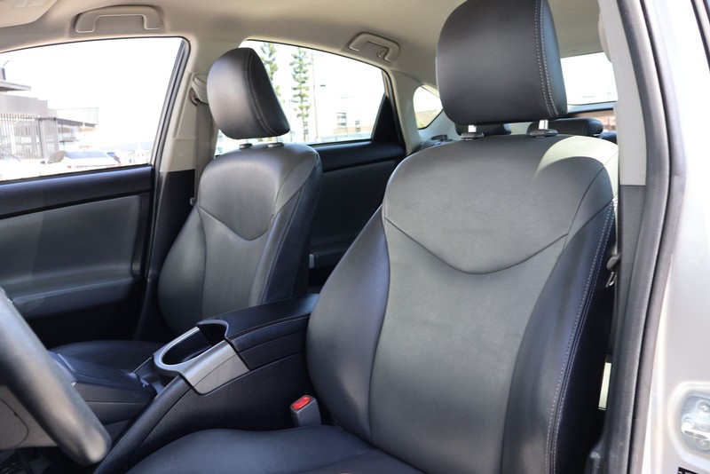Toyota Prius Plug-In Vehicle Full-screen Gallery Image 16