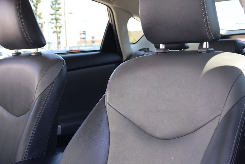 Toyota Prius Plug-In Vehicle Full-screen Gallery Image 17