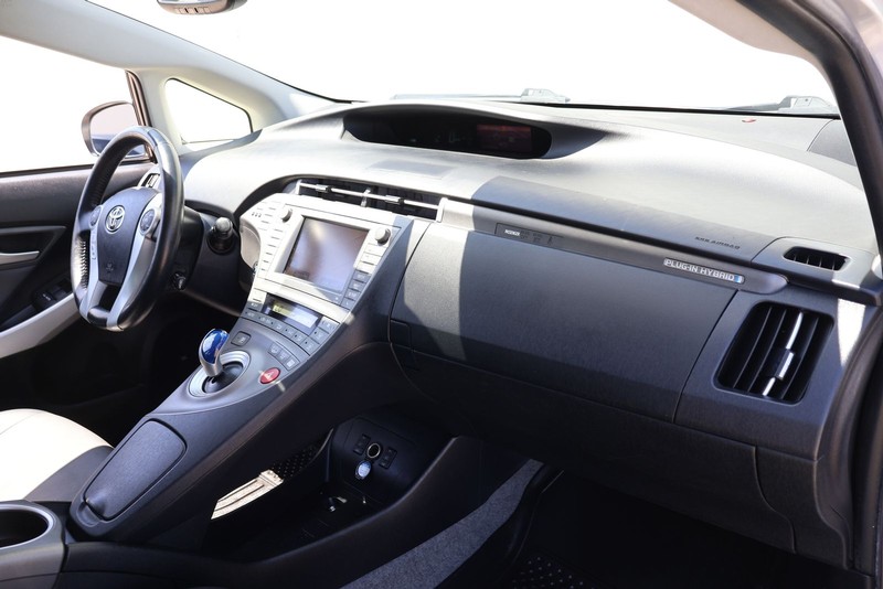 Toyota Prius Plug-In Vehicle Full-screen Gallery Image 18