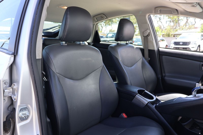 Toyota Prius Plug-In Vehicle Full-screen Gallery Image 19