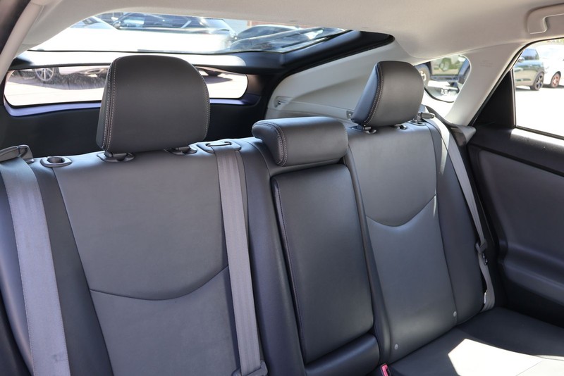 Toyota Prius Plug-In Vehicle Full-screen Gallery Image 20