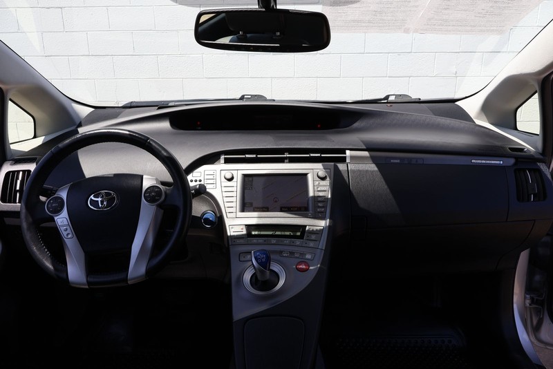 Toyota Prius Plug-In Vehicle Full-screen Gallery Image 21
