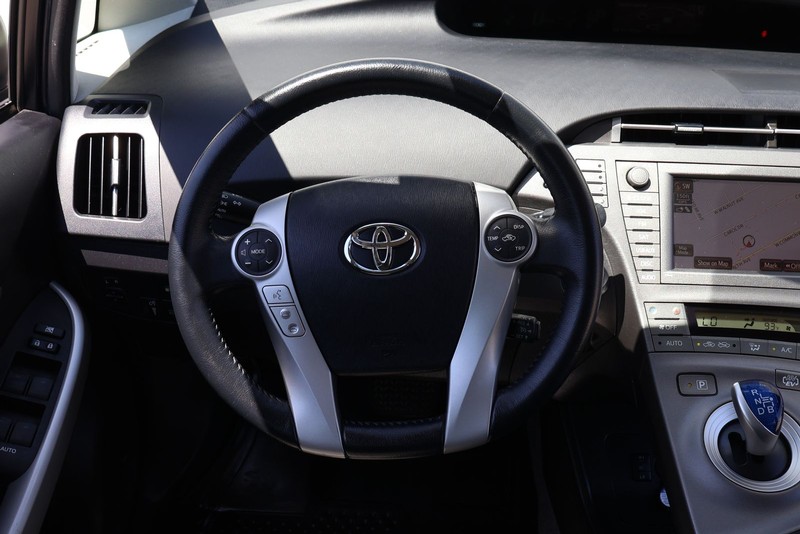 Toyota Prius Plug-In Vehicle Full-screen Gallery Image 22