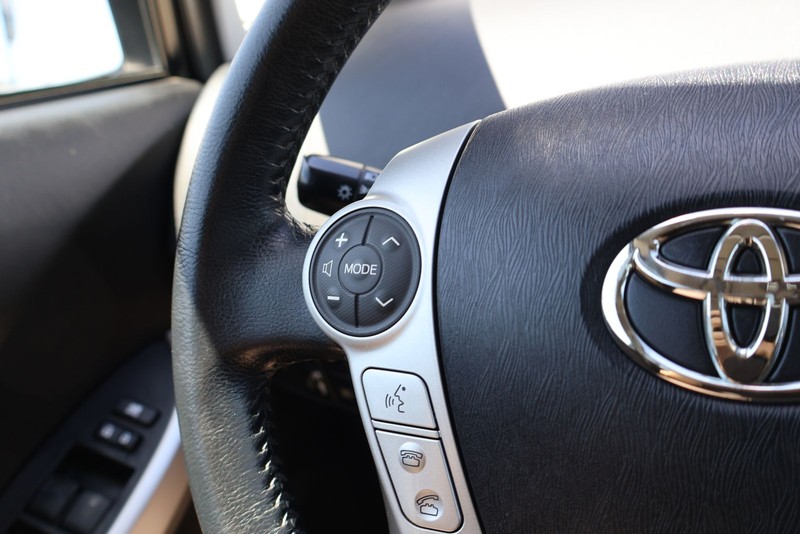Toyota Prius Plug-In Vehicle Full-screen Gallery Image 23