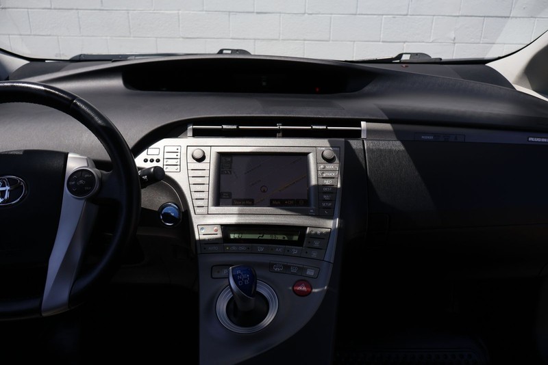 Toyota Prius Plug-In Vehicle Full-screen Gallery Image 25
