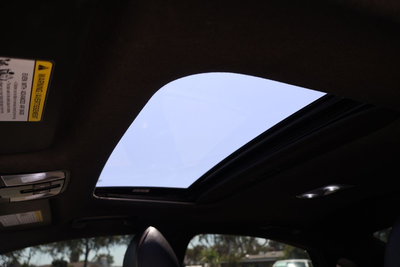 Toyota Prius Plug-In Vehicle Full-screen Gallery Image 28