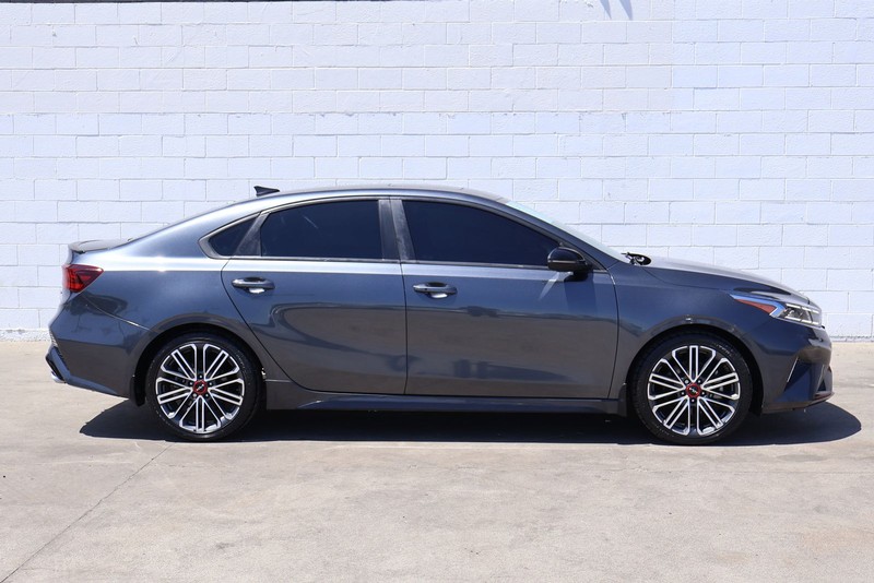 Kia Forte Vehicle Full-screen Gallery Image 04