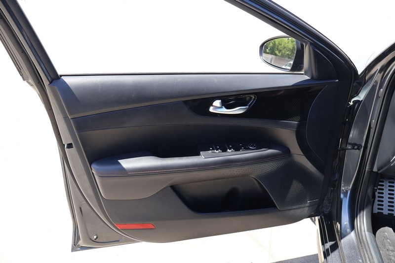 Kia Forte Vehicle Full-screen Gallery Image 13