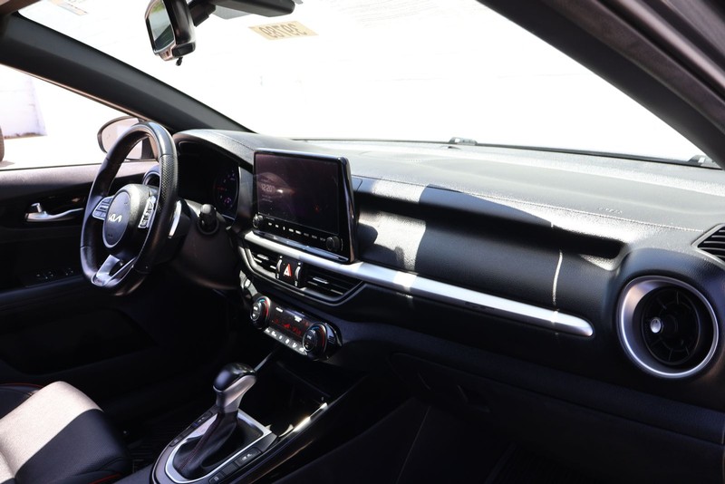 Kia Forte Vehicle Full-screen Gallery Image 17