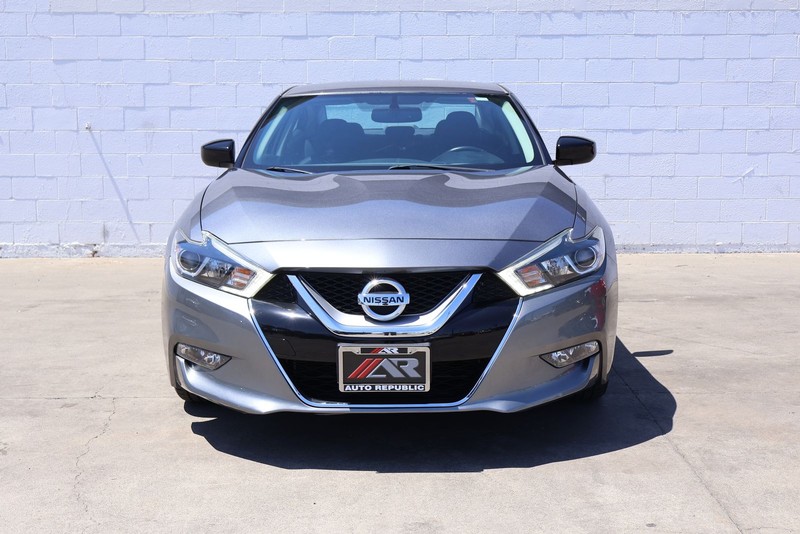 Nissan Altima Vehicle Full-screen Gallery Image 02