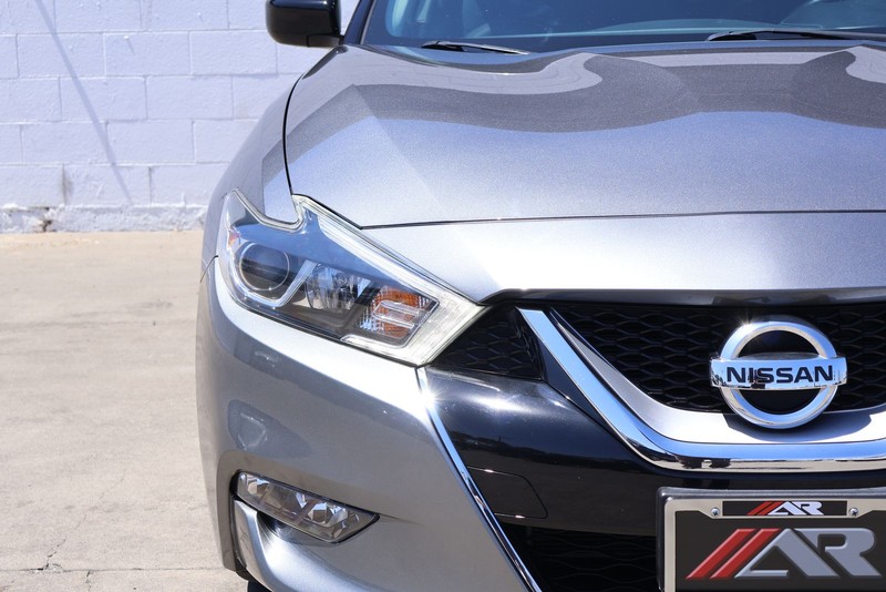 Nissan Altima Vehicle Full-screen Gallery Image 03