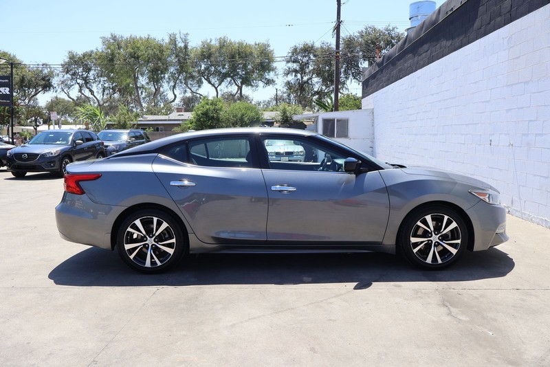 Nissan Altima Vehicle Full-screen Gallery Image 04