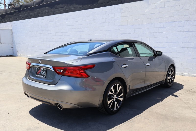 Nissan Altima Vehicle Full-screen Gallery Image 05