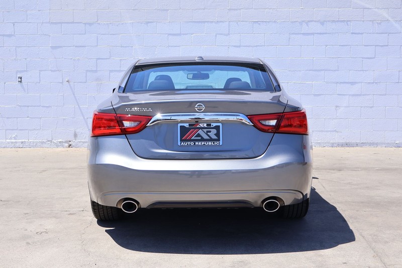 Nissan Altima Vehicle Full-screen Gallery Image 06