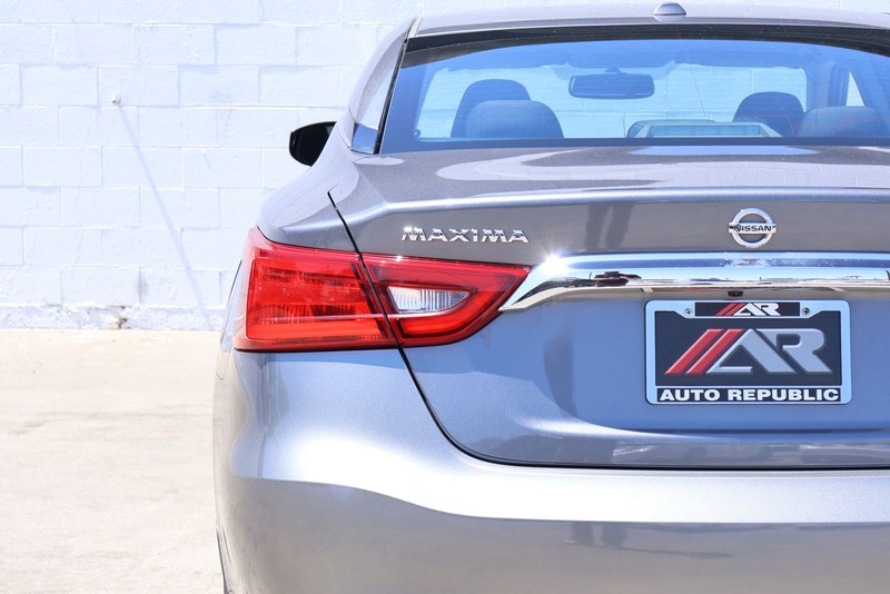 Nissan Altima Vehicle Full-screen Gallery Image 07