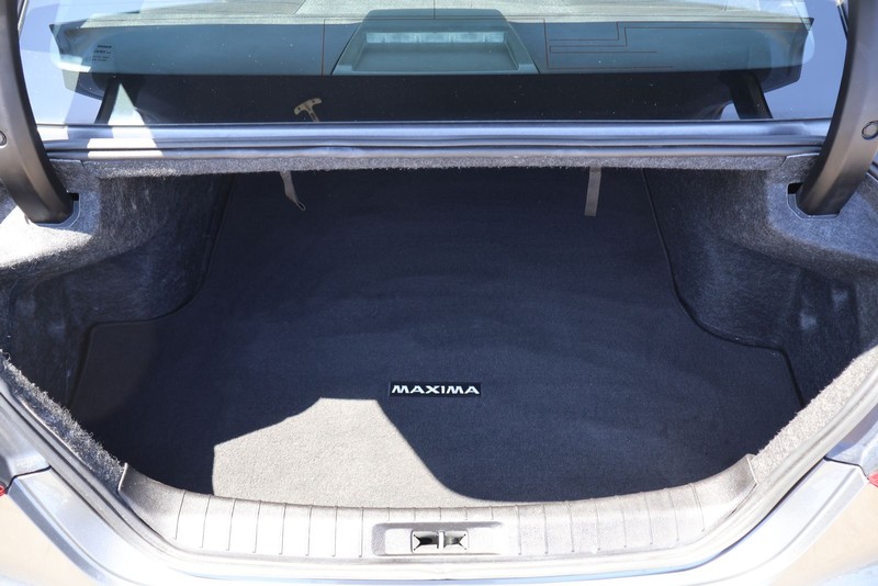 Nissan Altima Vehicle Full-screen Gallery Image 08