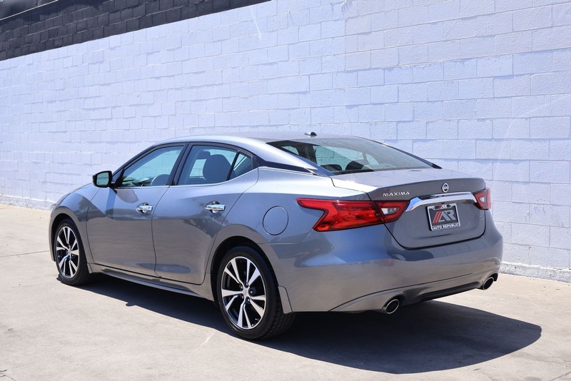 Nissan Altima Vehicle Full-screen Gallery Image 09