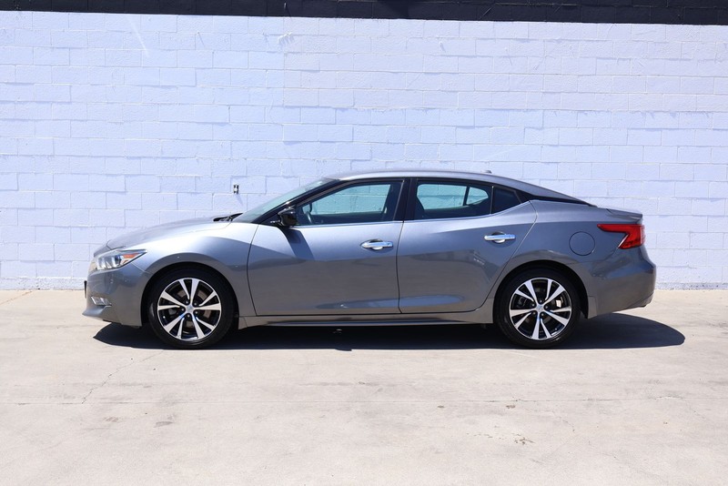 Nissan Altima Vehicle Full-screen Gallery Image 10