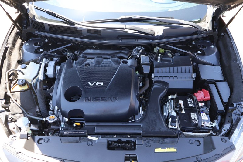 Nissan Altima Vehicle Full-screen Gallery Image 12