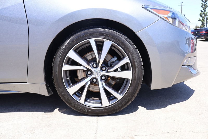 Nissan Altima Vehicle Full-screen Gallery Image 13