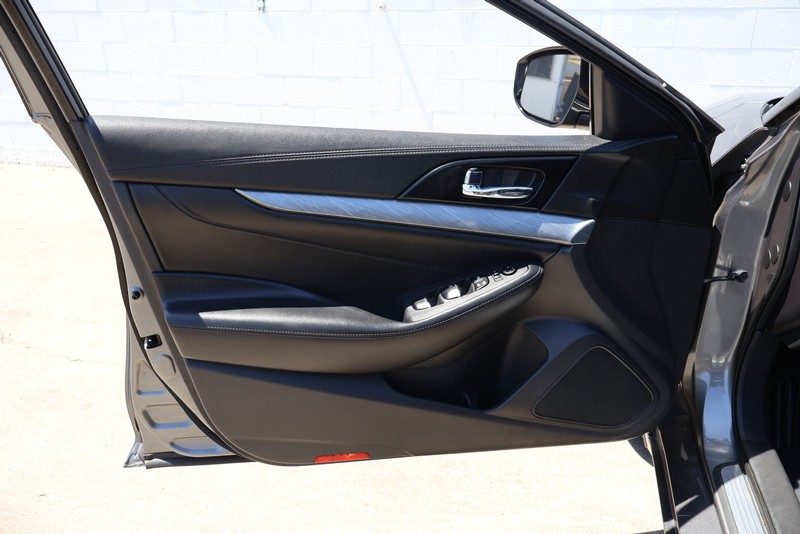 Nissan Altima Vehicle Full-screen Gallery Image 14