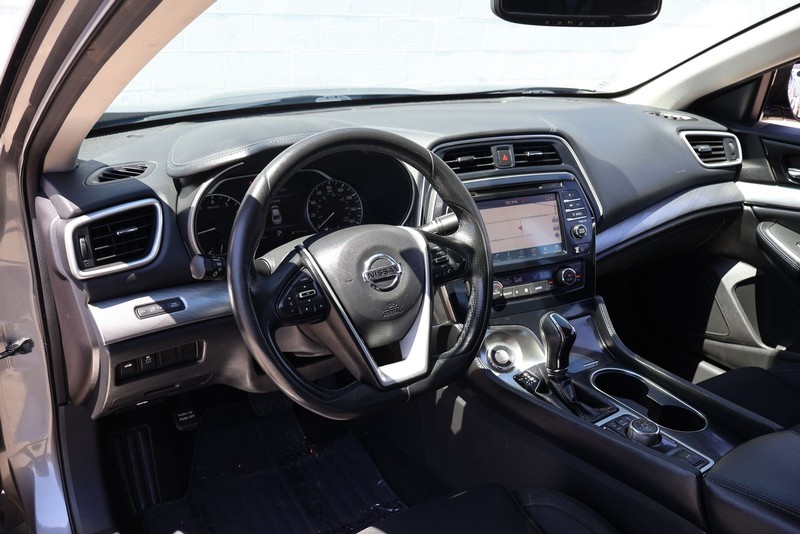 Nissan Altima Vehicle Full-screen Gallery Image 15