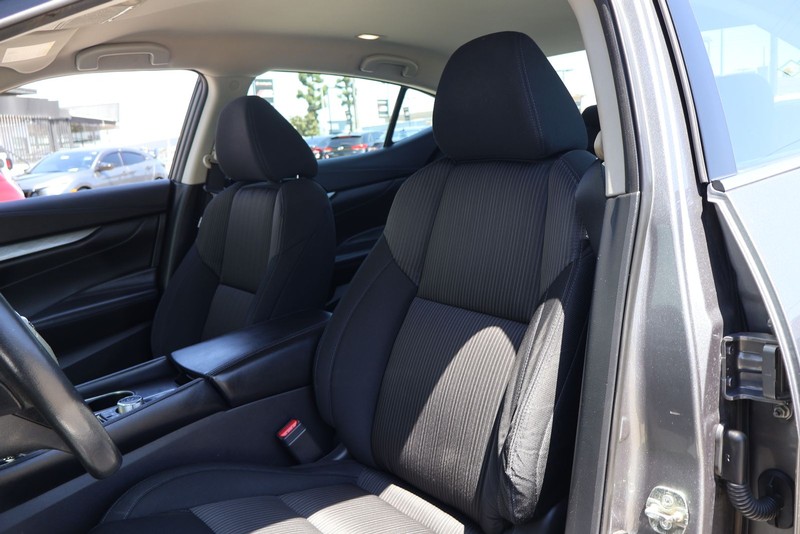 Nissan Altima Vehicle Full-screen Gallery Image 16
