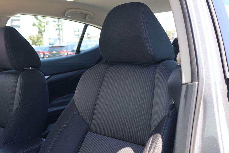 Nissan Altima Vehicle Full-screen Gallery Image 17