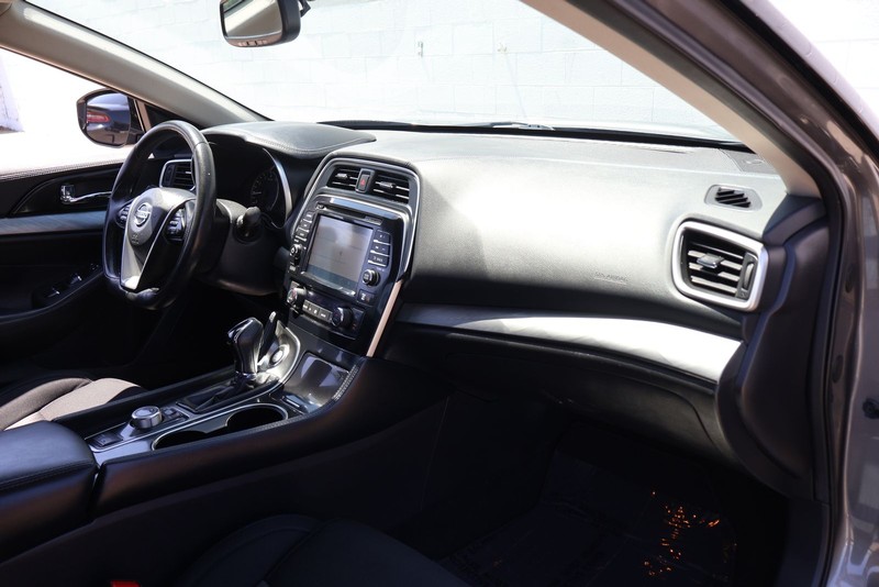 Nissan Altima Vehicle Full-screen Gallery Image 18