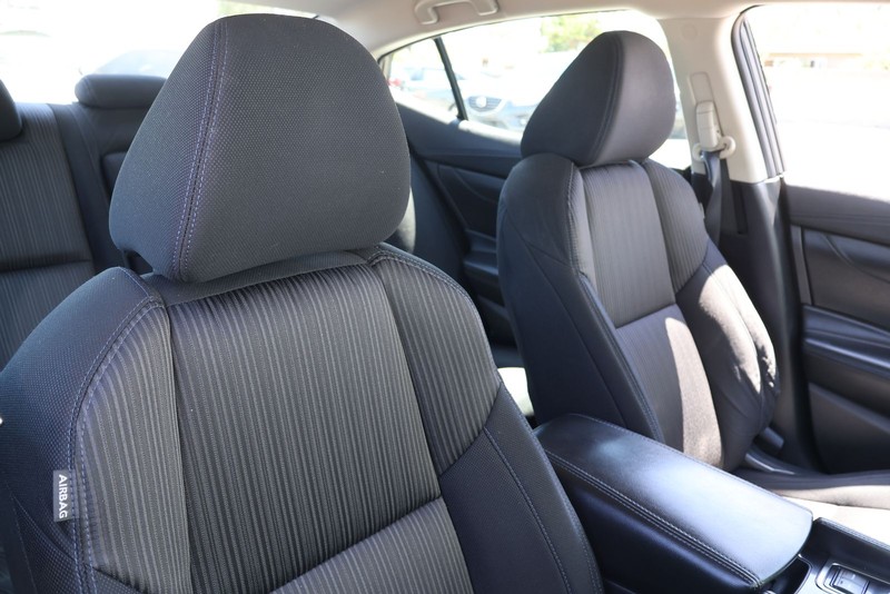 Nissan Altima Vehicle Full-screen Gallery Image 19