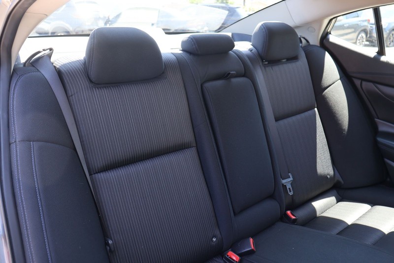 Nissan Altima Vehicle Full-screen Gallery Image 20