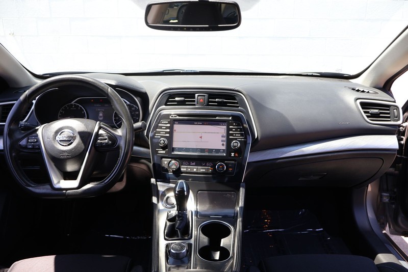 Nissan Altima Vehicle Full-screen Gallery Image 21