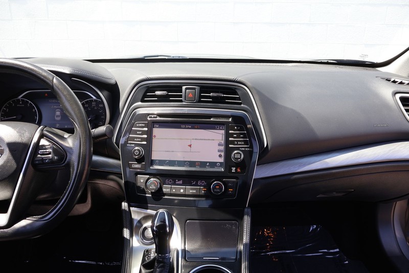 Nissan Altima Vehicle Full-screen Gallery Image 26