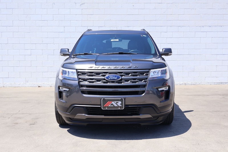 Ford Explorer Vehicle Full-screen Gallery Image 02