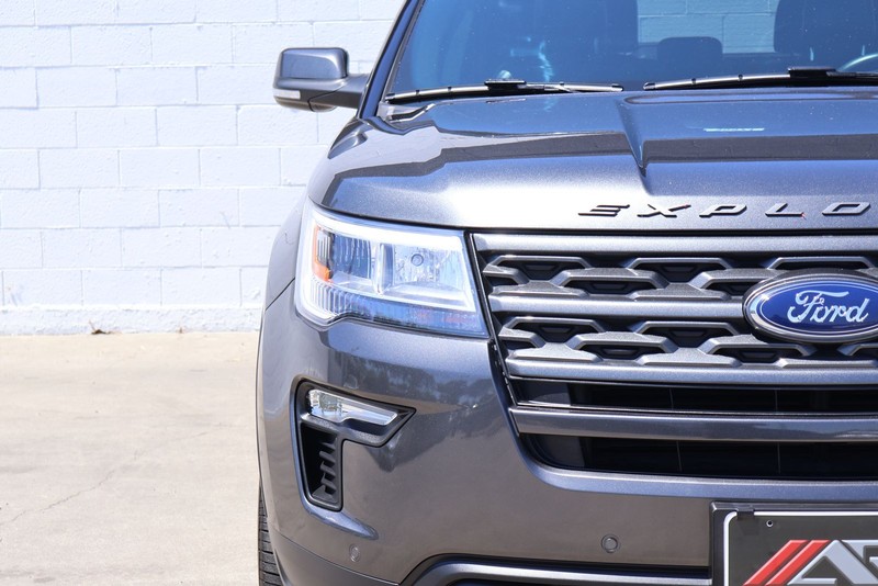 Ford Explorer Vehicle Full-screen Gallery Image 03