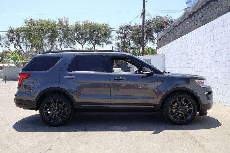 Ford Explorer Vehicle Full-screen Gallery Image 04