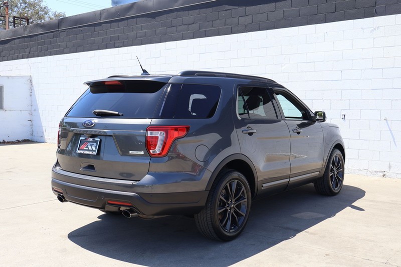 Ford Explorer Vehicle Full-screen Gallery Image 05