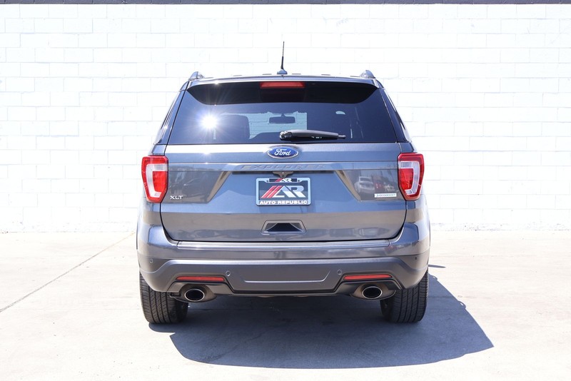 Ford Explorer Vehicle Full-screen Gallery Image 06