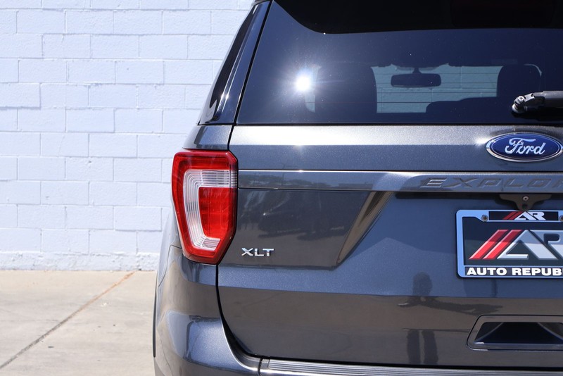 Ford Explorer Vehicle Full-screen Gallery Image 07
