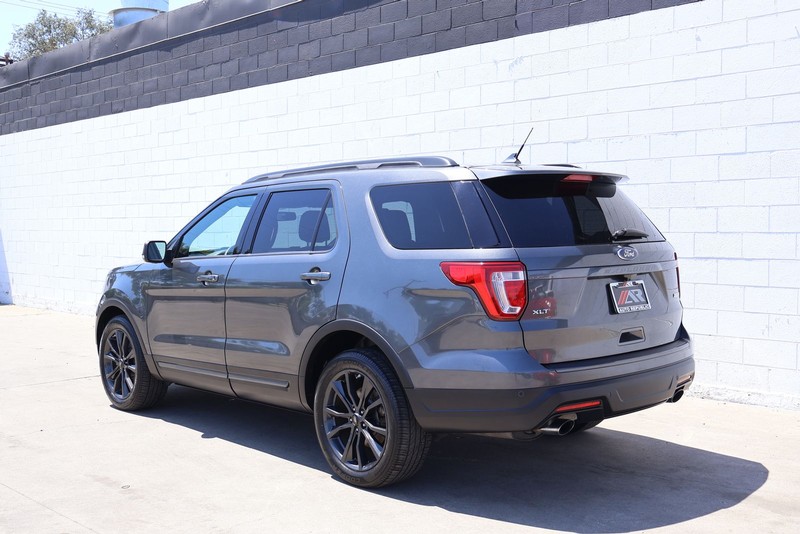 Ford Explorer Vehicle Full-screen Gallery Image 08